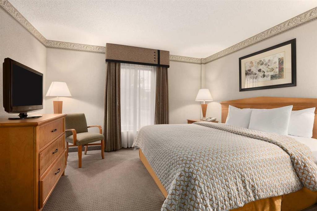 Embassy Suites By Hilton Atlanta Alpharetta Room photo